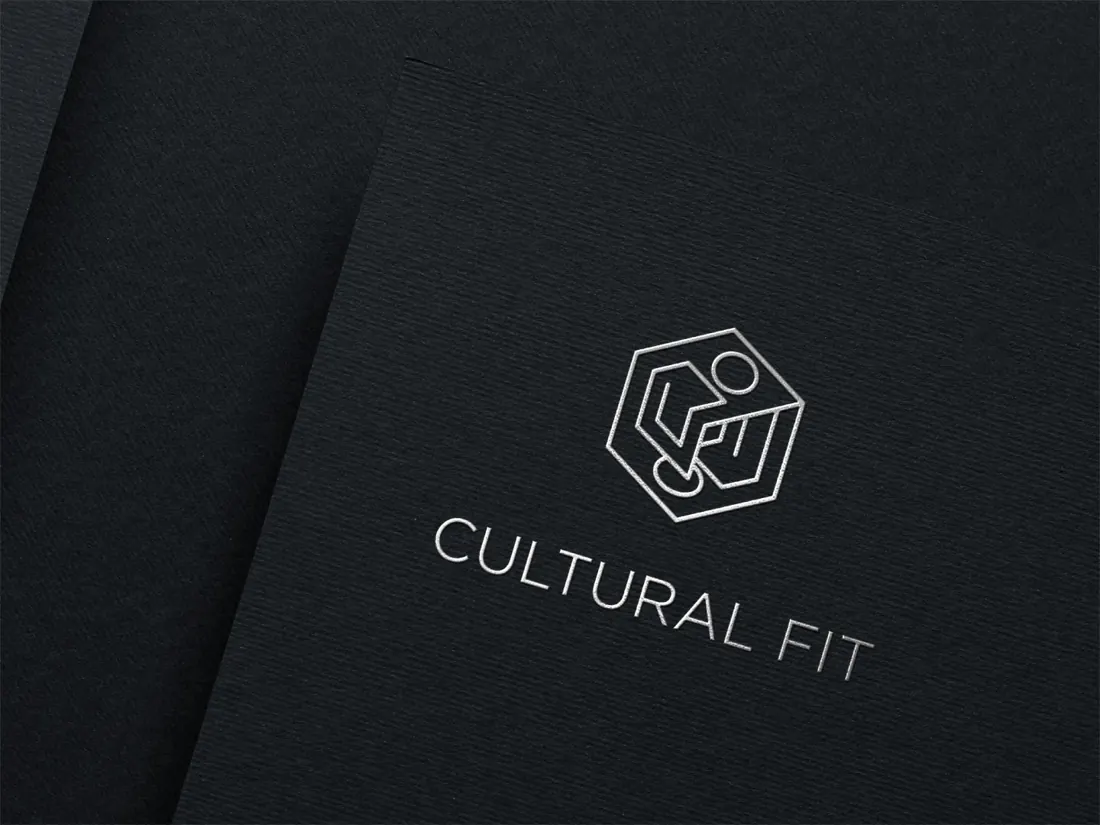 Cultural Fit logo, srebrni otisak na crnom papiru
